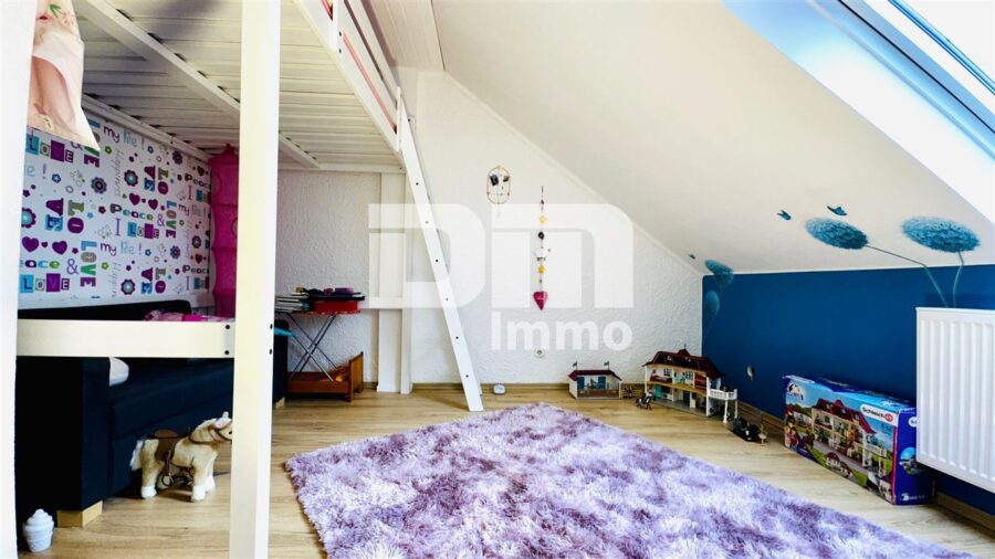 Teilsaniertes Ein - Zweifamilienhaus + Nutzflächen mit Anbau in Traumlage mit Panoramablick - WE1 OG / DG Kinderzimmer / Schlafzimmer 2